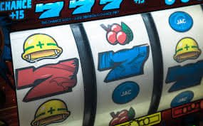 aristocrat Myanmar Mobile APP Slots Live Casino ဂိမ်းများ Smartphone တွင် ကစားနေသည့် မြင်ကွင်း